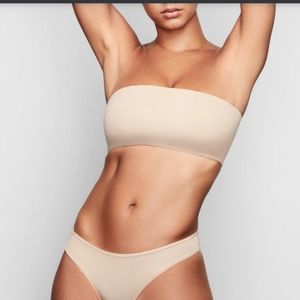 SKIMS Fits Everybody Bandeau Bra in Clay (M)